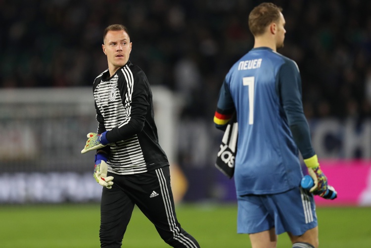 世体：特狮背伤考虑手术可能缺阵4个月，FIFA可能赔巴萨246.5万欧
